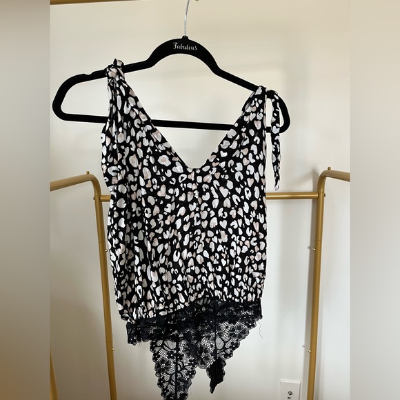 Like new- Free People Leopard tie sleeve body suit - Picture 2 of 3